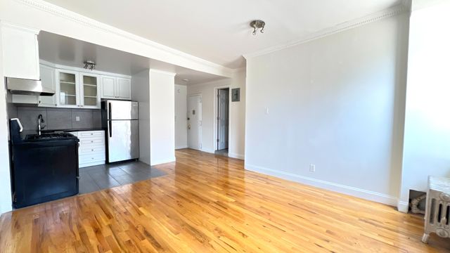 Listing photo 1 of 6