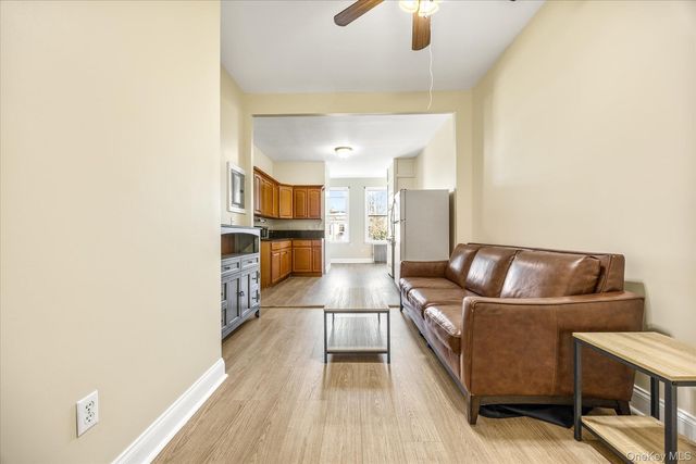 Listing photo 1 of 6