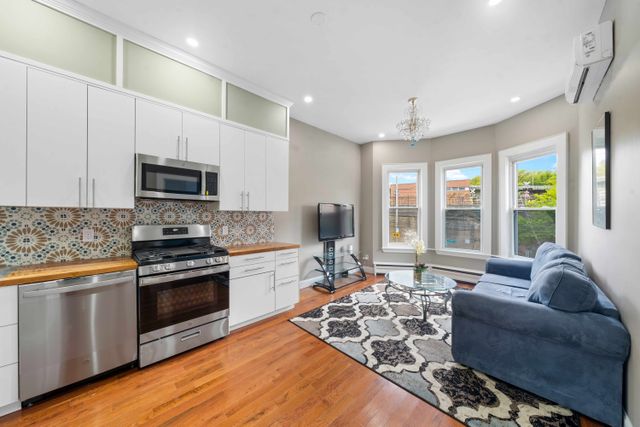 Listing photo 1 of 9