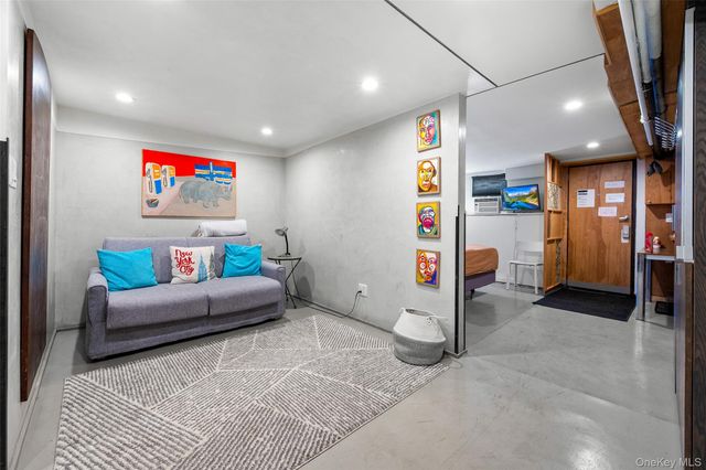 Listing photo 1 of 6