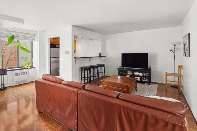 Listing photo 1 of 6
