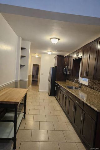Listing photo 1 of 6