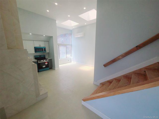 Listing photo 1 of 6